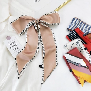 Foulard étroit en satin champagne avec imprimé lettres noué en nœud et motifs variés