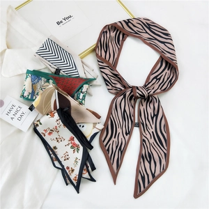 Foulards skinny chic avec imprimés floraux et géométriques pour décoration de cou