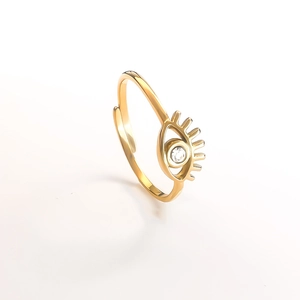 Dettaglio dell'anello occhio portafortuna placcato oro 18K con zircone e ciglia