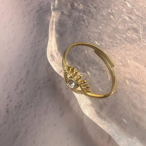 Vista macro dell'anello occhio del male in oro 18 carati con zirconi lucidi