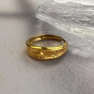 Klassischer 18K vergoldeter Titanstahlring mit Sonnenmotiv und geprägtem Design