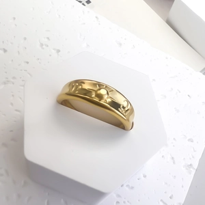 Klassischer 18K vergoldeter Titanstahlring mit Vintage Sonnen- und Mondreliefgravur