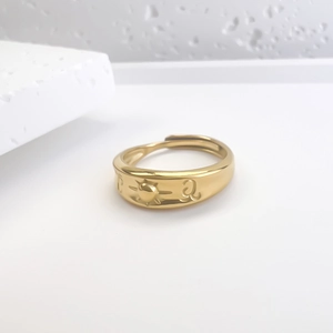 Detailansicht des 18K vergoldeten Titanrings mit Sonnenmotiv und Gravur
