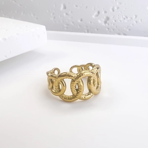 Detail of 18k gold chain ring with interlocking links and unique molten lava texture