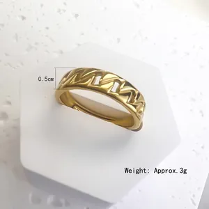 Polished 18K gold-plated stainless steel chain ring, 0.5cm width and 3g weight
