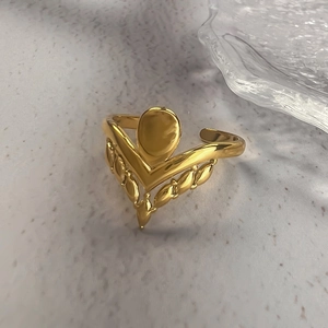 Anello aperto a V placcato oro 18k con rilievo a spiga e finitura lucida