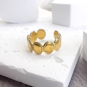 Minimalist gold-plated stainless steel open ring with interlocking oval links