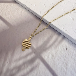 Collier en acier inoxydable doré poli avec un pendentif fleur de cactus évidé minimaliste