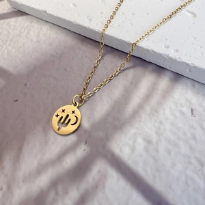 Gros plan sur collier en acier inoxydable doré avec pendentif cactus et lune