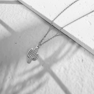 Collier en acier inoxydable argenté avec pendentif cactus ajouré et chaîne délicate