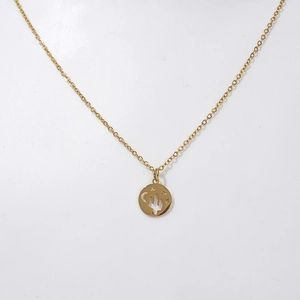 Vue détaillée du pendentif cactus et lune évidé doré sur collier en acier inoxydable