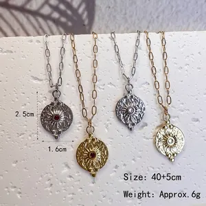 Colliers vintage en forme de pièce soleil avec cristaux zircons et chaîne trombone dorée
