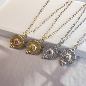 Colliers en acier titane avec pièce soleil et zircons roses et blancs en or et argent
