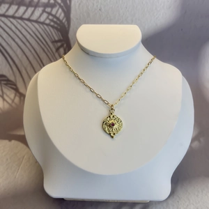 Collier en titane plaqué or vintage avec zircon rouge et pendentif rond en relief