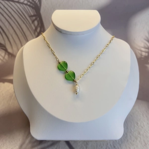 Collier en Y doré élégant avec perles de cœur vertes et perle baroque sur buste