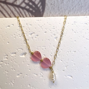 Collier Y doré avec cœurs en œil de chat rose et pendentif en perle blanche en goutte