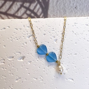 Détail du collier en Y doré avec perles cœur bleu ciel et pendentif perle goutte