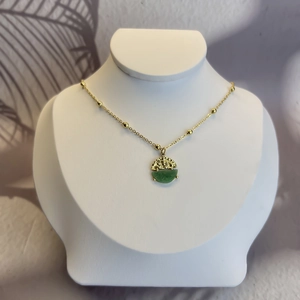 Collar de acero inoxidable chapado en oro de 18k con colgante de jade verde natural
