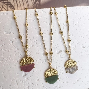 Elegantes collares de acero inoxidable chapado en oro de 18k con colgantes de piedra natural