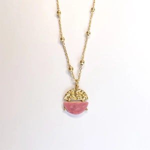 Detalle de una cadena de oro de 18k con jade africano y colgante de piedra natural rosa