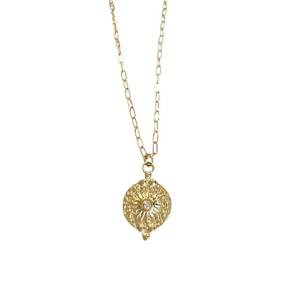 Collier en acier titane doré avec médaillon soleil et pierre en zircone centrale