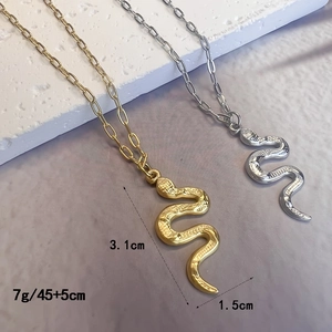 Colliers pendentifs serpent en or et acier avec texture écailles et chaînes à maillons O