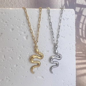 Ensemble de colliers serpent chic en or 18 carats et argent avec écailles géométriques