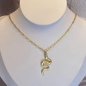 Collier serpent plaqué or 18K en acier inoxydable sur buste blanc avec maillons ovales plats