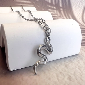 Vue détaillée d'un collier pendentif serpent argenté avec des écailles fines et chaîne fine