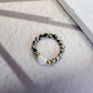 Anello di perline in pietra naturale con accenti dorati e charm a cuore bianco puro