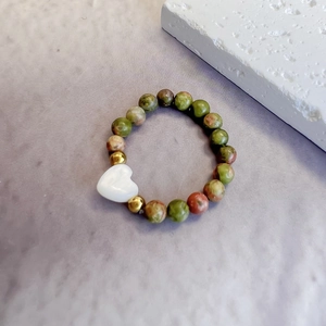 3mm green natural stone beaded elastic ring with gold accents and heart pearl charm