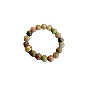 3mm green unakite natural stone beaded elastic ring with gold accent beads on white background