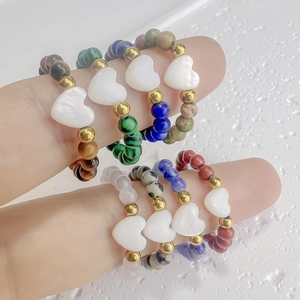 Anello con Perline di Pietra Naturale da Donna con Dettaglio Cuore in Conchiglia Distanziatori in Acciaio Inossidabile Elastico Fatto a Mano Gioielli
