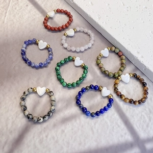 Set di 8 anelli colorati in pietre naturali con ciondolo a cuore in conchiglia