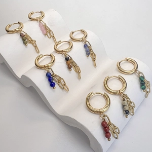 Orecchini a cerchio in oro 18K con perline di pietra naturale e pendenti a piuma