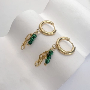 Dettaglio orecchini placcati oro 18K con perline di malachite verde e catene d'oro