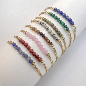 Set mit 8 Naturstein-Perlenarmbändern und verstellbarer Goldkette für Damen