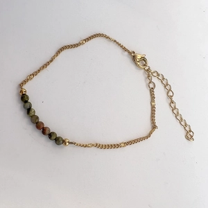Detailansicht des goldenen Edelstahl-Armbands mit natürlichen Tigerauge-Steinperlen
