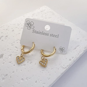 Élégantes boucles d'oreilles créoles en acier doré avec pendentifs cœurs en cristal