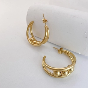 Orecchini a doppio cerchio in acciaio inossidabile oro 18K con perline su base bianca