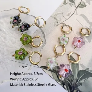 Boucles d'oreilles artisanales en acier inoxydable avec fleurs en verre colorées