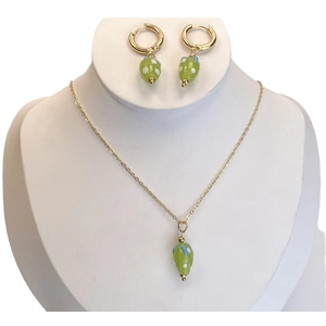 Parure collier et boucles d'oreilles dorés avec pendentifs gouttes en verre vert sur support