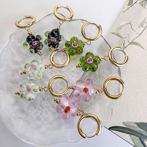Boucles d'oreilles créoles fleurs en verre artisanal style vintage doré élégant