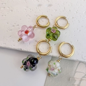 Boucles d'oreilles fleurs en verre artisanal vintage de quatre couleurs avec anneaux
