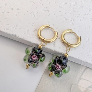 Détails des boucles d'oreilles dorées vintage avec pendentifs fleurs en verre faits main
