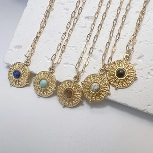 Colliers dorés vintage avec pendentifs soleil et incrustations de pierres naturelles