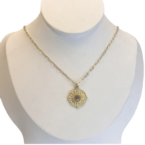 Collier maille trombone doré avec pendentif disque soleil rétro et incrustation turquoise