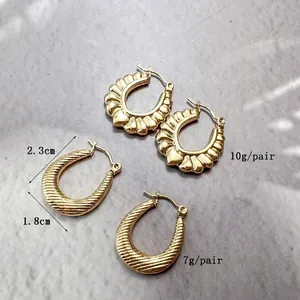 Créoles dorées en U texturées avec motifs de coquillage et spirale pour femme