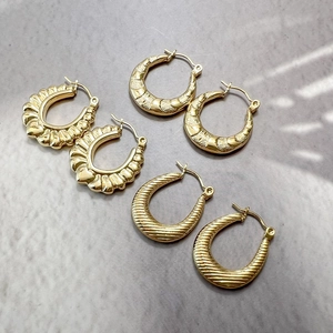 Lot de boucles d'oreilles dorées en U de style français avec textures métalliques