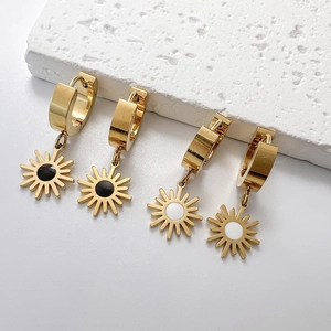 Boucles D'oreilles Créoles Pendentif Soleil Plaqué Or 18K Acier Inoxydable Émail Bijoux Célestes Femmes Style Simple